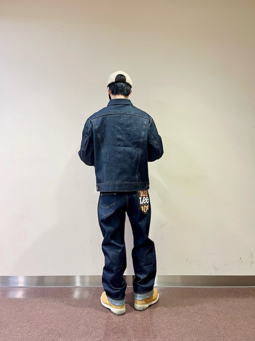 ブルー系のデニムジャケット、ブルー系のデニムパンツ、ブルー系のシャツ/ブラウスを着用したメンズの冬コーディネートの2枚目の写真