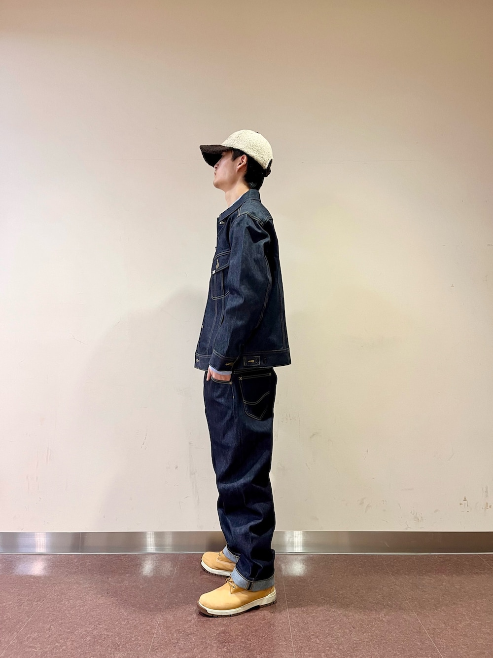 ブルー系のデニムジャケット、ブルー系のデニムパンツ、ブルー系のシャツ/ブラウスを着用したメンズの冬コーディネートの4枚目の写真