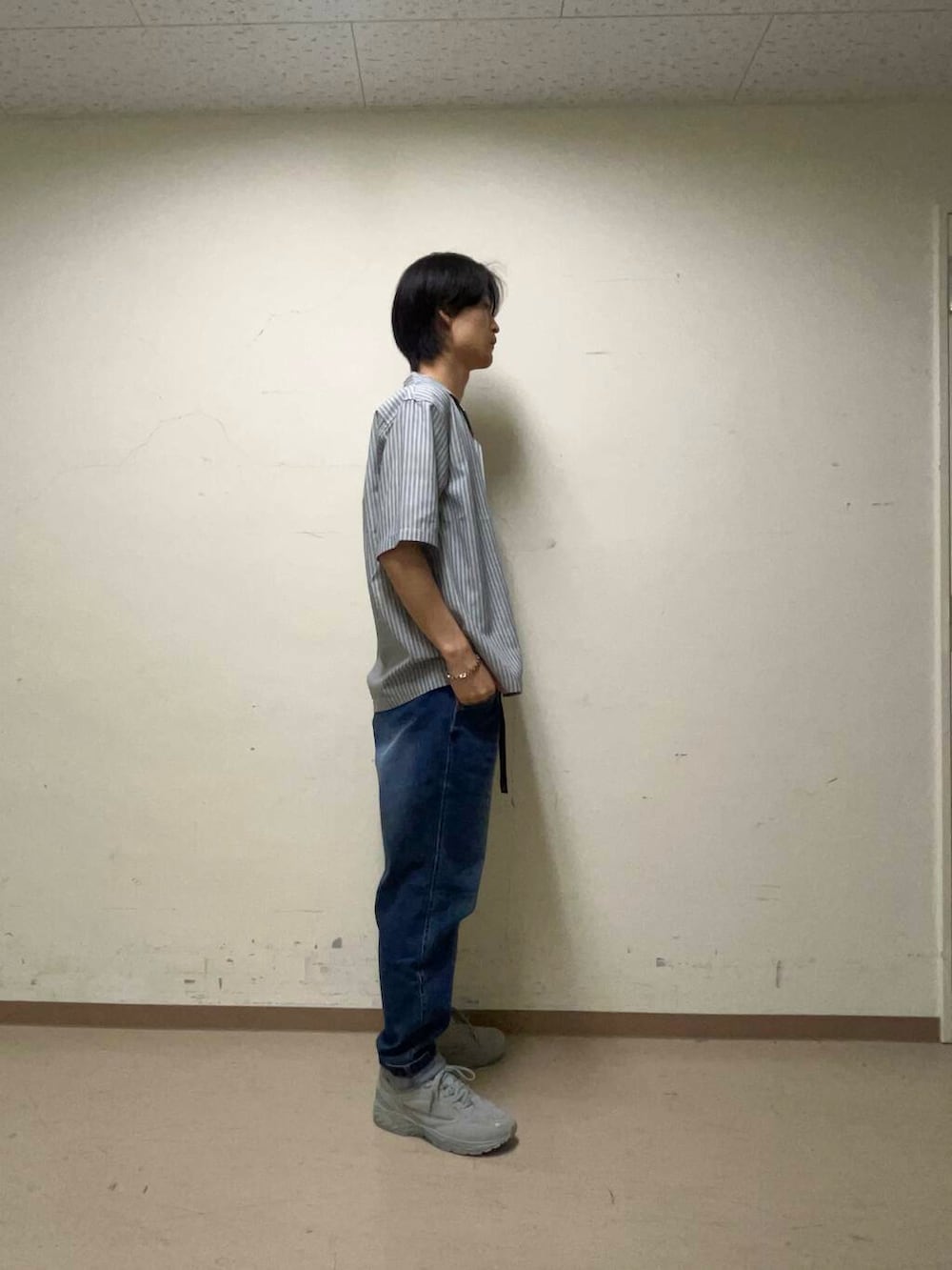 グレー系のシャツ/ブラウス、ホワイト系のTシャツ/カットソー、グレー系のスニーカーを着用したメンズの夏コーディネートの2枚目の写真