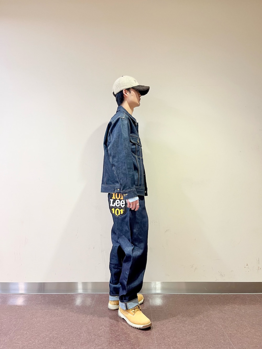 ブルー系のデニムジャケット、ブルー系のデニムパンツ、ブルー系のシャツ/ブラウスを着用したメンズの冬コーディネートの3枚目の写真