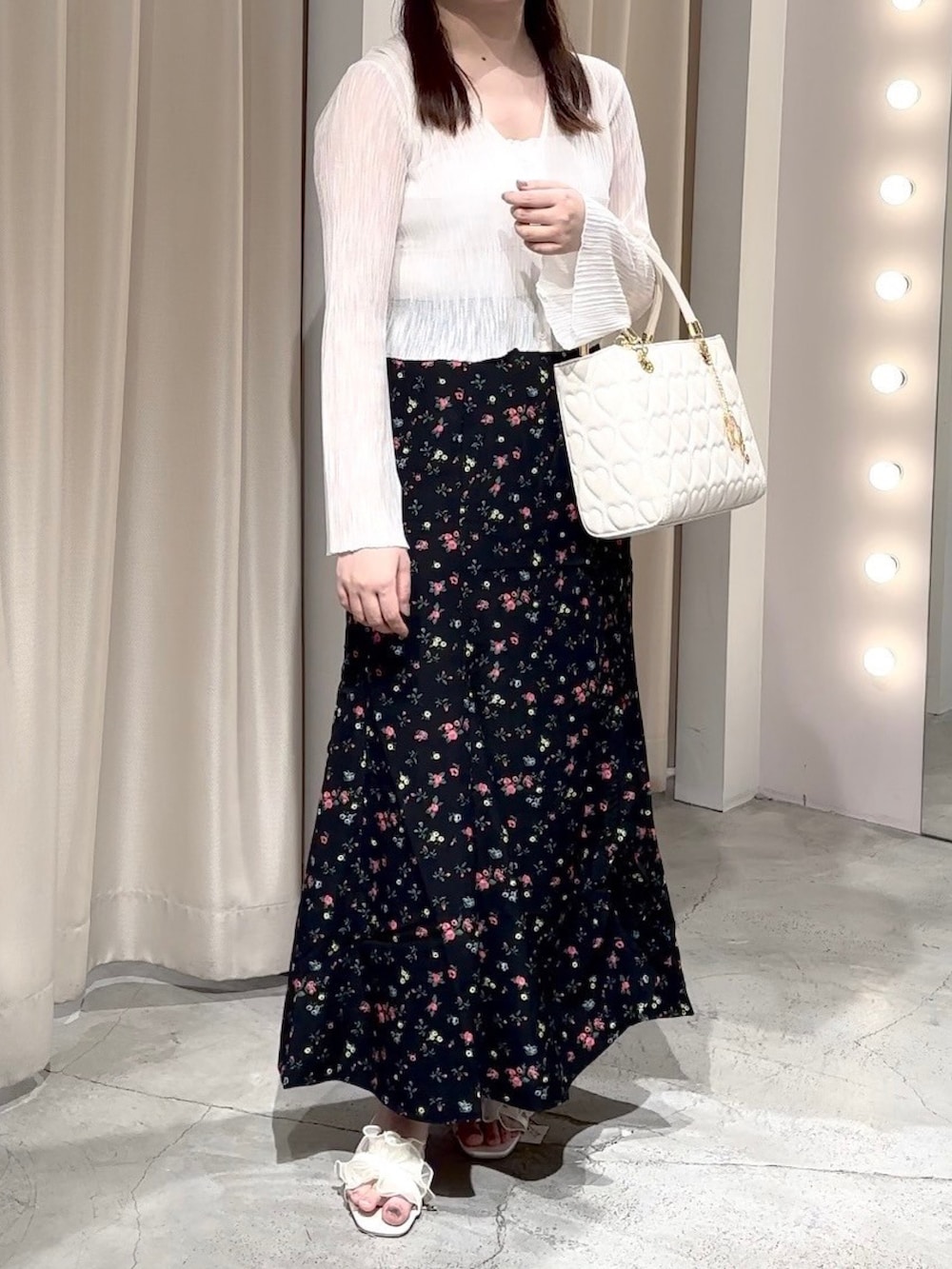「one after another NICE CLAUP、ワンアフターアナザーナイスクラップ、ナイスクラップ、カーディガン、ホワイト、ロンクスカート、花柄、シアー、バッグ、サンダル、おでかけコーデ、シアーカーディガン、ブラック、骨格ストレート、標準身長」｜「one after another NICE CLAUPのハートボタンシアーカーディガン（カーディガン/ボレロ、ホワイト系）」を使った、Moeさん（レディース・156cm）の秋コーディネートの2枚目の写真
