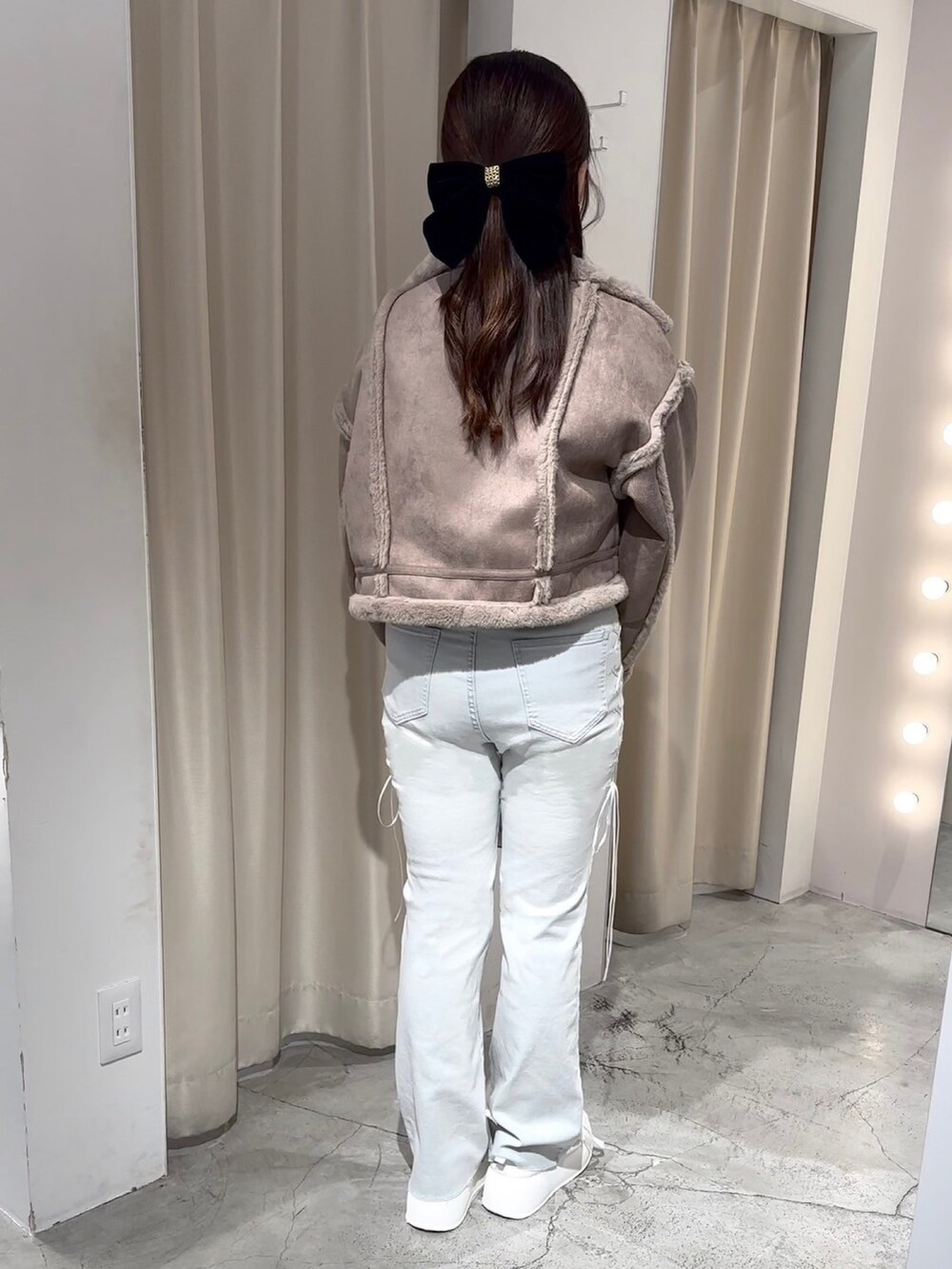 「one after another NICE CLAUP、ワンアフターアナザーナイスクラップ、ナイスクラップ、標準身長、骨格ストレート、デニム、スニーカー、バッグ、アウター、日常に魔法を、秋冬コーデ、秋のコーデ、ブラウン、お出かけコーデ、休日スタイル」|「one after another NICE CLAUPのフェイクムートンジャケット(ムートンコート、ブラウン系)」を使った、Moeさん(レディース・156cm)の秋コーディネートの6枚目の写真