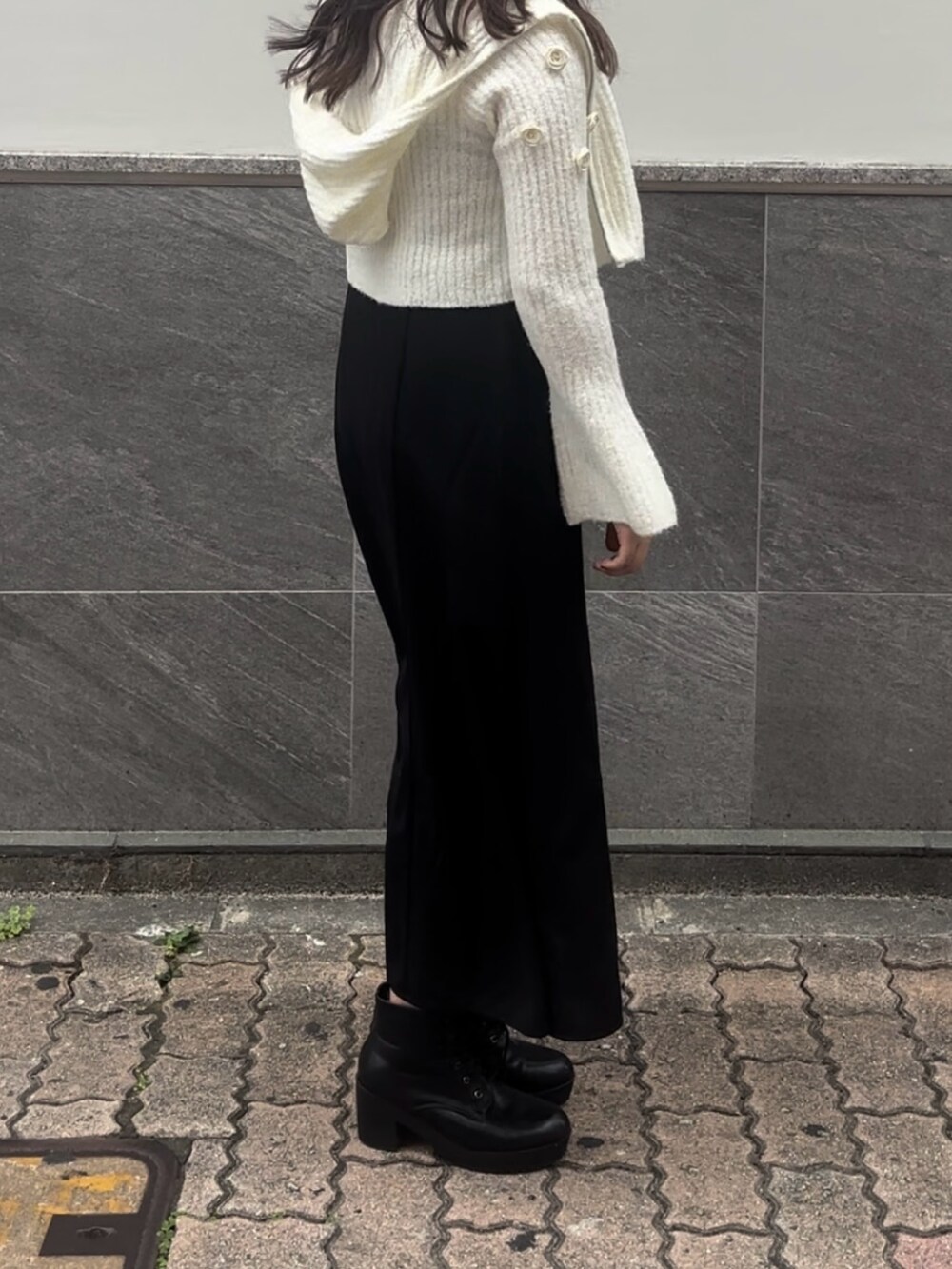 ホワイト系のパーカーを着用したレディースの秋コーディネートの6枚目の写真