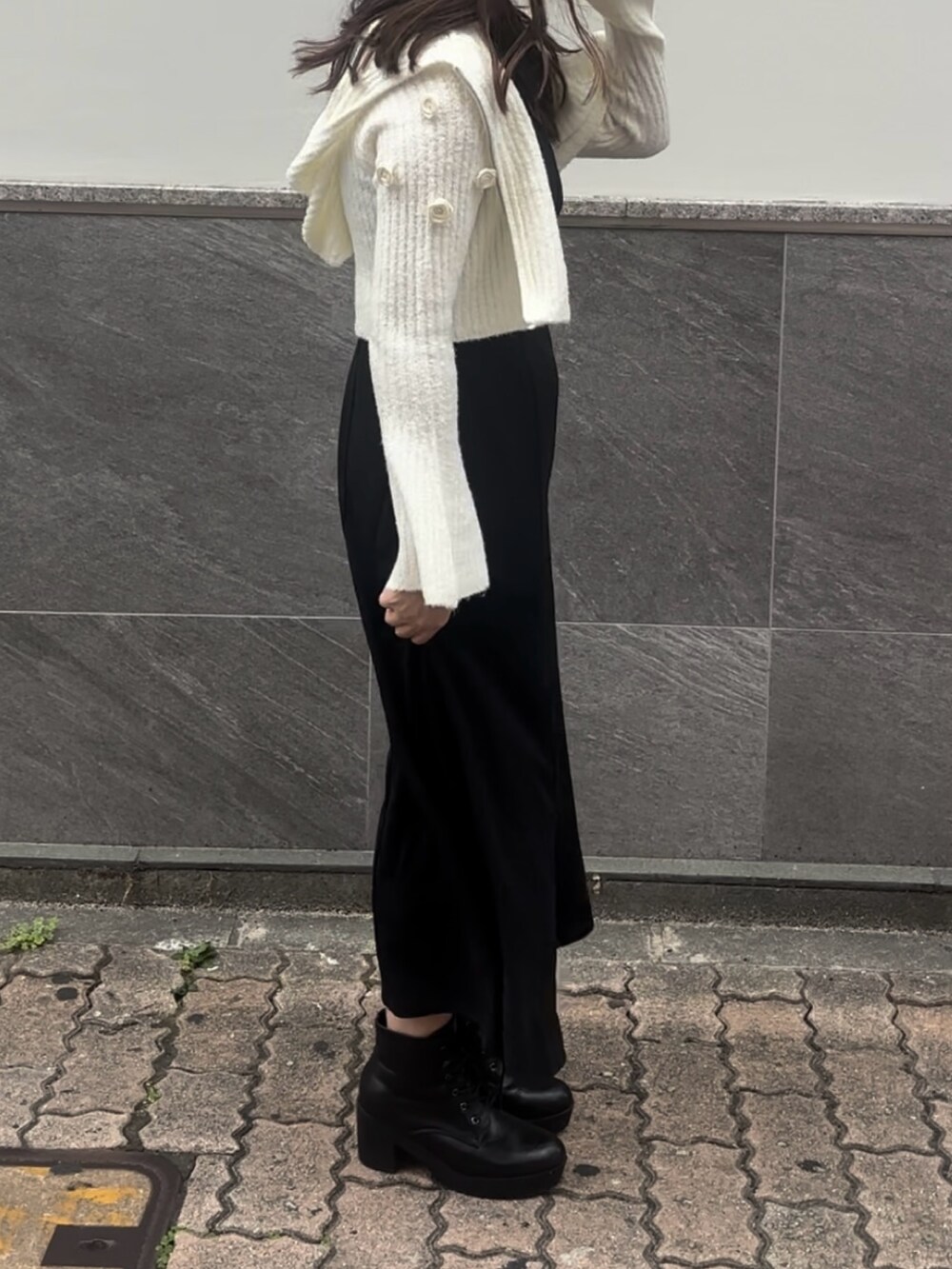 ホワイト系のパーカーを着用したレディースの秋コーディネートの5枚目の写真