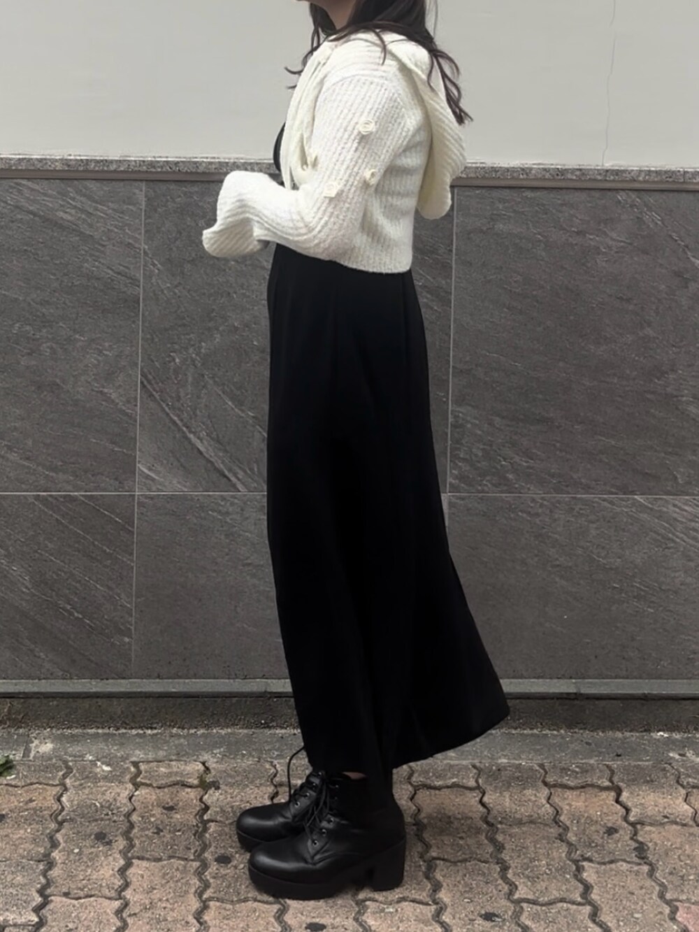 ホワイト系のパーカーを着用したレディースの秋コーディネートの8枚目の写真