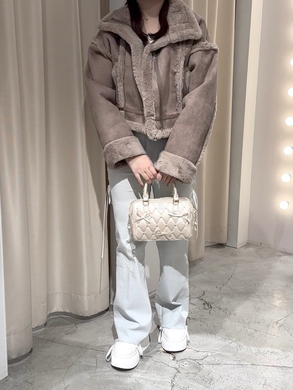 「one after another NICE CLAUP、ワンアフターアナザーナイスクラップ、ナイスクラップ、標準身長、骨格ストレート、デニム、スニーカー、バッグ、アウター、日常に魔法を、秋冬コーデ、秋のコーデ、ブラウン、お出かけコーデ、休日スタイル」|「one after another NICE CLAUPのフェイクムートンジャケット(ムートンコート、ブラウン系)」を使った、Moeさん(レディース・156cm)の秋コーディネートの7枚目の写真
