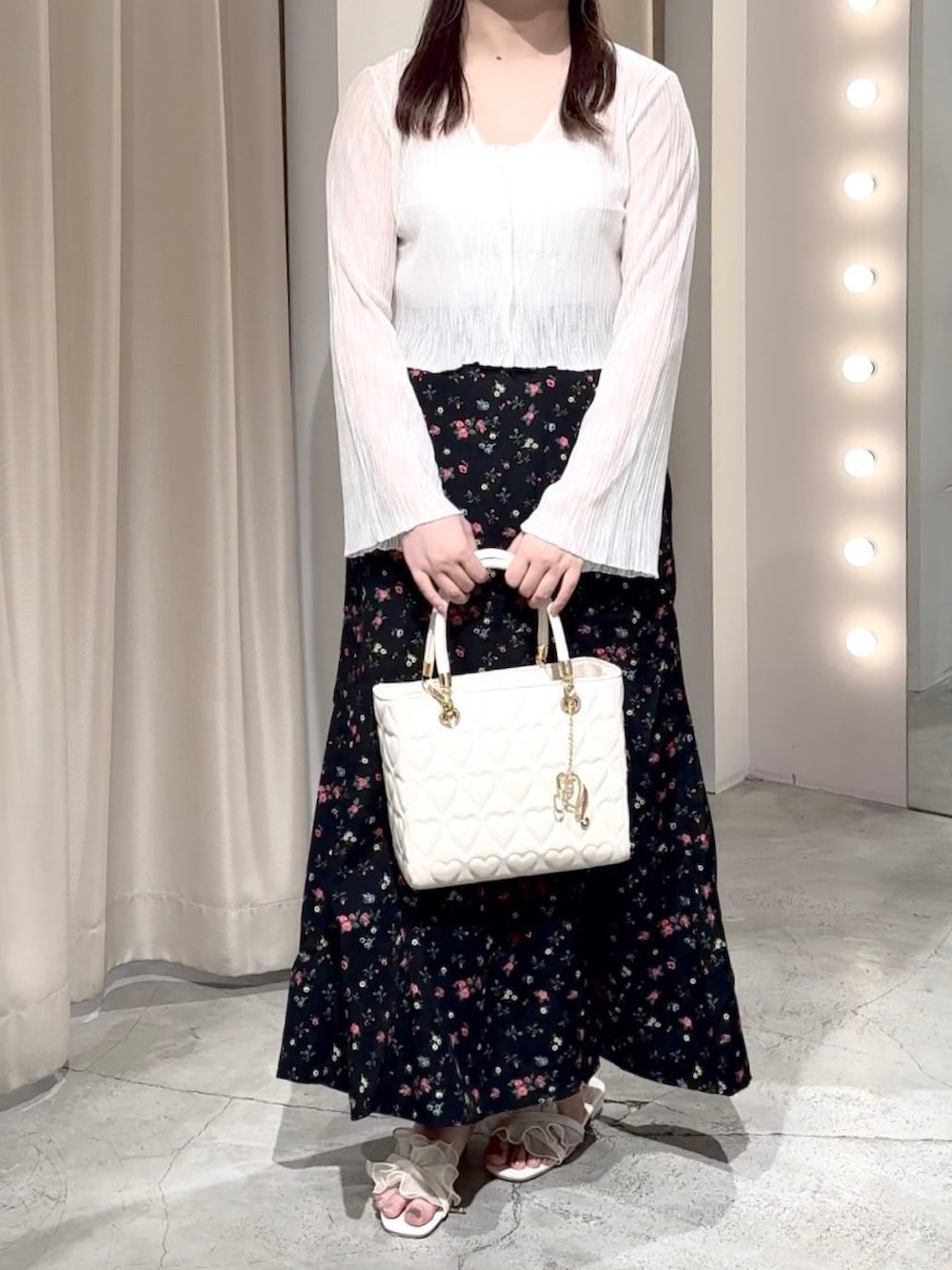 「one after another NICE CLAUP、ワンアフターアナザーナイスクラップ、ナイスクラップ、カーディガン、ホワイト、ロンクスカート、花柄、シアー、バッグ、サンダル、おでかけコーデ、シアーカーディガン、ブラック、骨格ストレート、標準身長」｜「one after another NICE CLAUPのハートボタンシアーカーディガン（カーディガン/ボレロ、ホワイト系）」を使った、Moeさん（レディース・156cm）の秋コーディネートの5枚目の写真