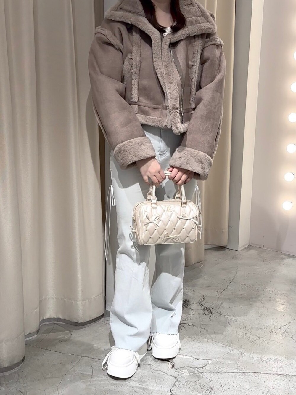 「one after another NICE CLAUP、ワンアフターアナザーナイスクラップ、ナイスクラップ、標準身長、骨格ストレート、デニム、スニーカー、バッグ、アウター、日常に魔法を、秋冬コーデ、秋のコーデ、ブラウン、お出かけコーデ、休日スタイル」|「one after another NICE CLAUPのフェイクムートンジャケット(ムートンコート、ブラウン系)」を使った、Moeさん(レディース・156cm)の秋コーディネートの2枚目の写真