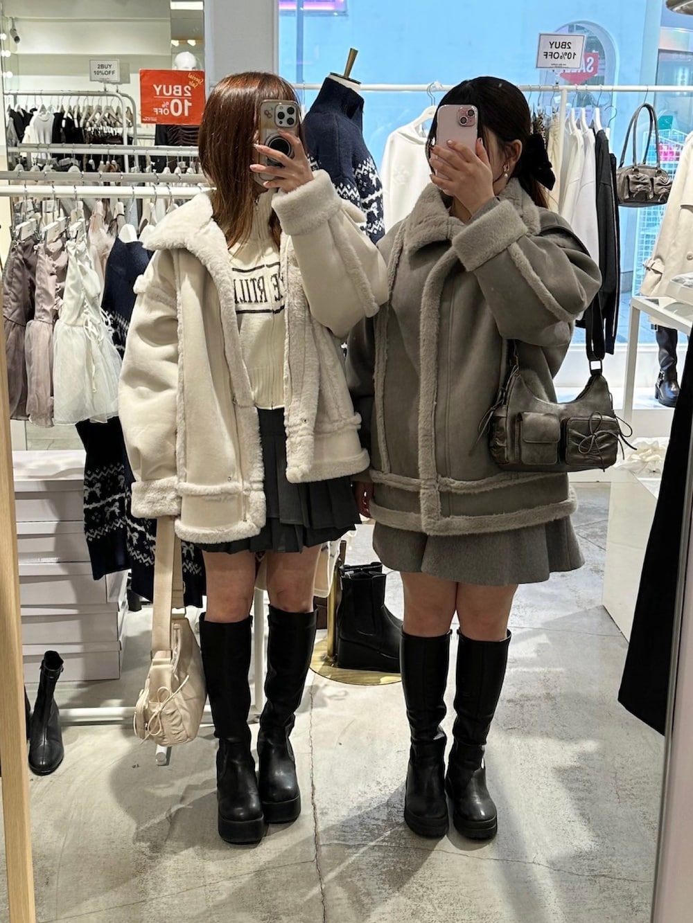 「アウター、アウター×グレーパーカー、あうたー、アウター 、冬、冬コーデ、冬アウター、冬のコーデ、冬アウター着回しチャレンジ、冬服、冬を彩る色いろコーデ、冬ファッション、冬服コーデ、休日、休日スタイル」|「one after another NICE CLAUPのフェイクムートンロングジャケット(ムートンコート、ホワイト系)」を使った、Moeさん(レディース・156cm)の冬コーディネートの2枚目の写真
