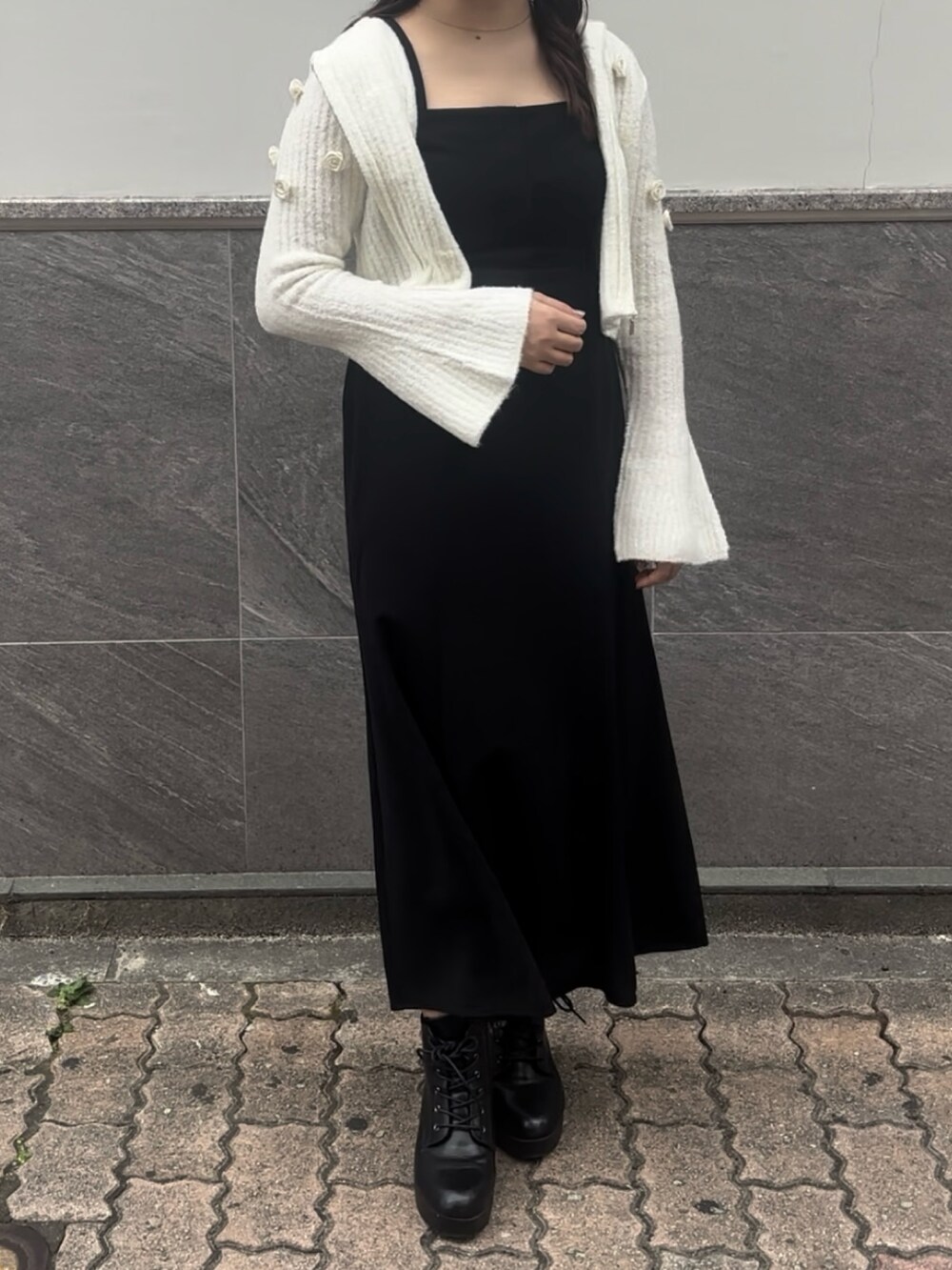 ホワイト系のパーカーを着用したレディースの秋コーディネートの3枚目の写真