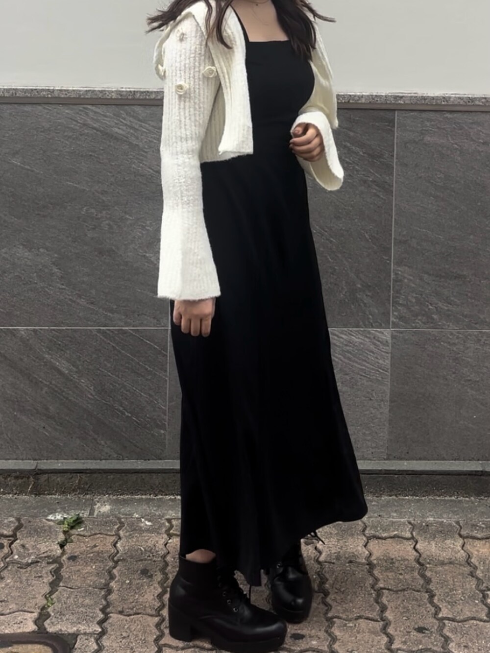 ホワイト系のパーカーを着用したレディースの秋コーディネートの7枚目の写真