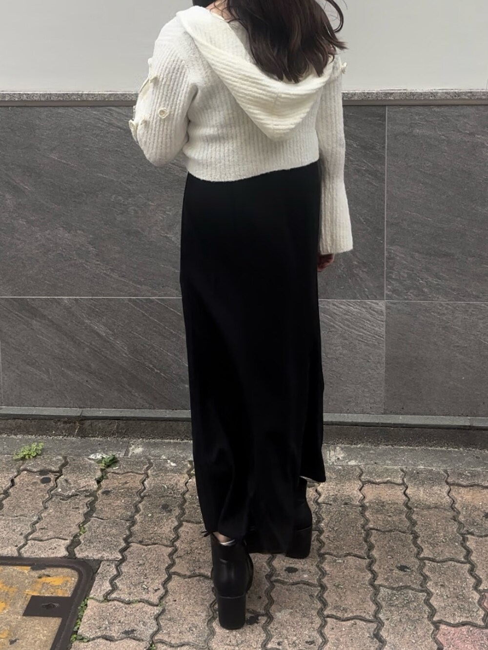 ホワイト系のパーカーを着用したレディースの秋コーディネートの9枚目の写真