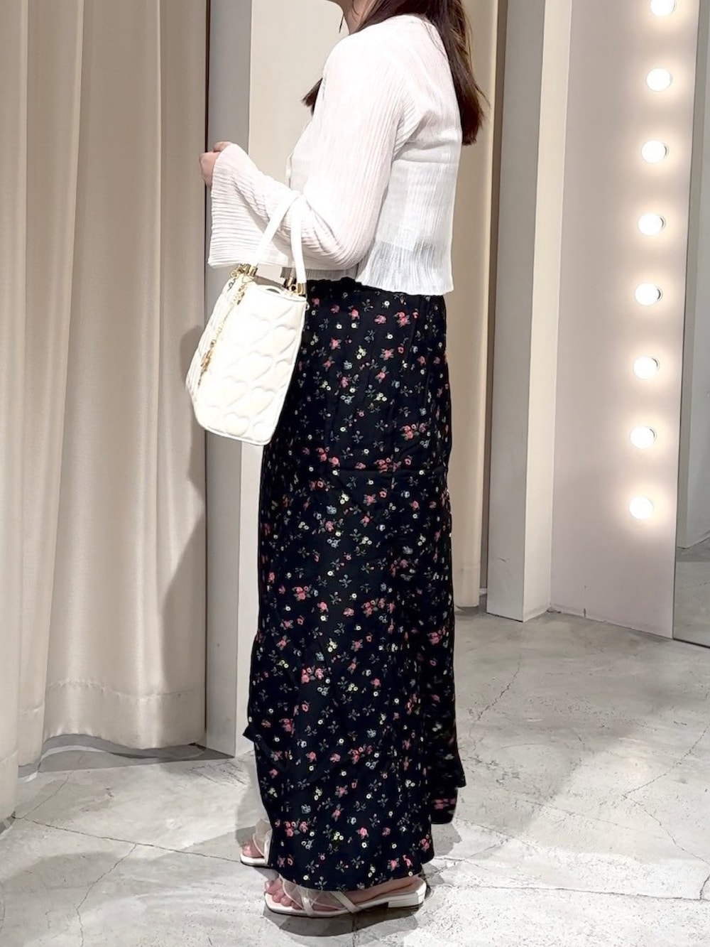 「one after another NICE CLAUP、ワンアフターアナザーナイスクラップ、ナイスクラップ、カーディガン、ホワイト、ロンクスカート、花柄、シアー、バッグ、サンダル、おでかけコーデ、シアーカーディガン、ブラック、骨格ストレート、標準身長」｜「one after another NICE CLAUPのハートボタンシアーカーディガン（カーディガン/ボレロ、ホワイト系）」を使った、Moeさん（レディース・156cm）の秋コーディネートの3枚目の写真