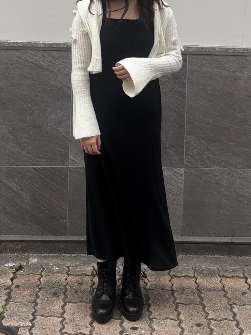 ホワイト系のパーカーを着用したレディースの秋コーディネートの2枚目の写真