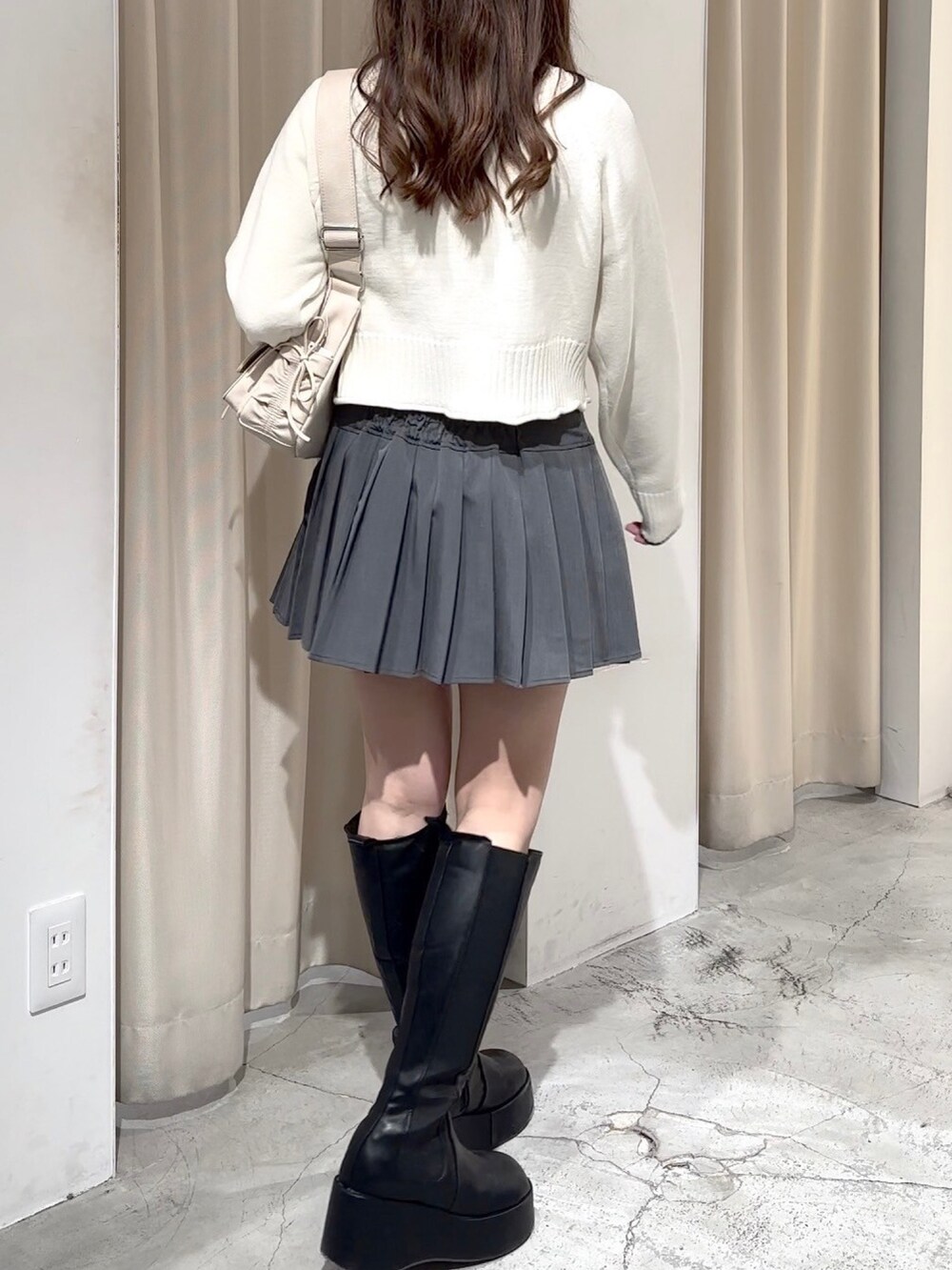 「アウター、アウター×グレーパーカー、あうたー、アウター 、冬、冬コーデ、冬アウター、冬のコーデ、冬アウター着回しチャレンジ、冬服、冬を彩る色いろコーデ、冬ファッション、冬服コーデ、休日、休日スタイル」|「one after another NICE CLAUPのフェイクムートンロングジャケット(ムートンコート、ホワイト系)」を使った、Moeさん(レディース・156cm)の冬コーディネートの10枚目の写真