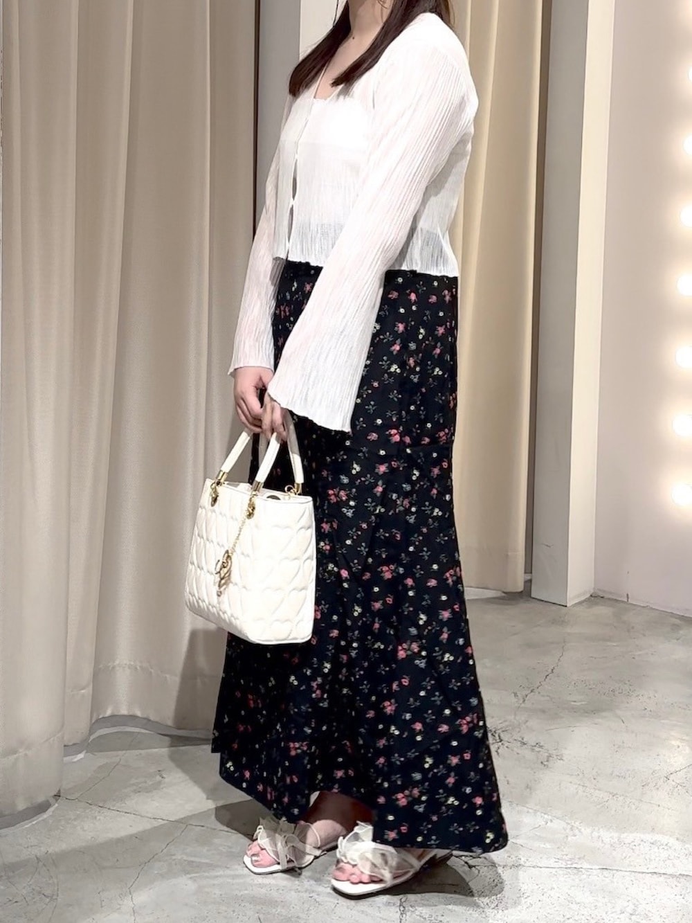 「one after another NICE CLAUP、ワンアフターアナザーナイスクラップ、ナイスクラップ、カーディガン、ホワイト、ロンクスカート、花柄、シアー、バッグ、サンダル、おでかけコーデ、シアーカーディガン、ブラック、骨格ストレート、標準身長」｜「one after another NICE CLAUPのハートボタンシアーカーディガン（カーディガン/ボレロ、ホワイト系）」を使った、Moeさん（レディース・156cm）の秋コーディネートの6枚目の写真