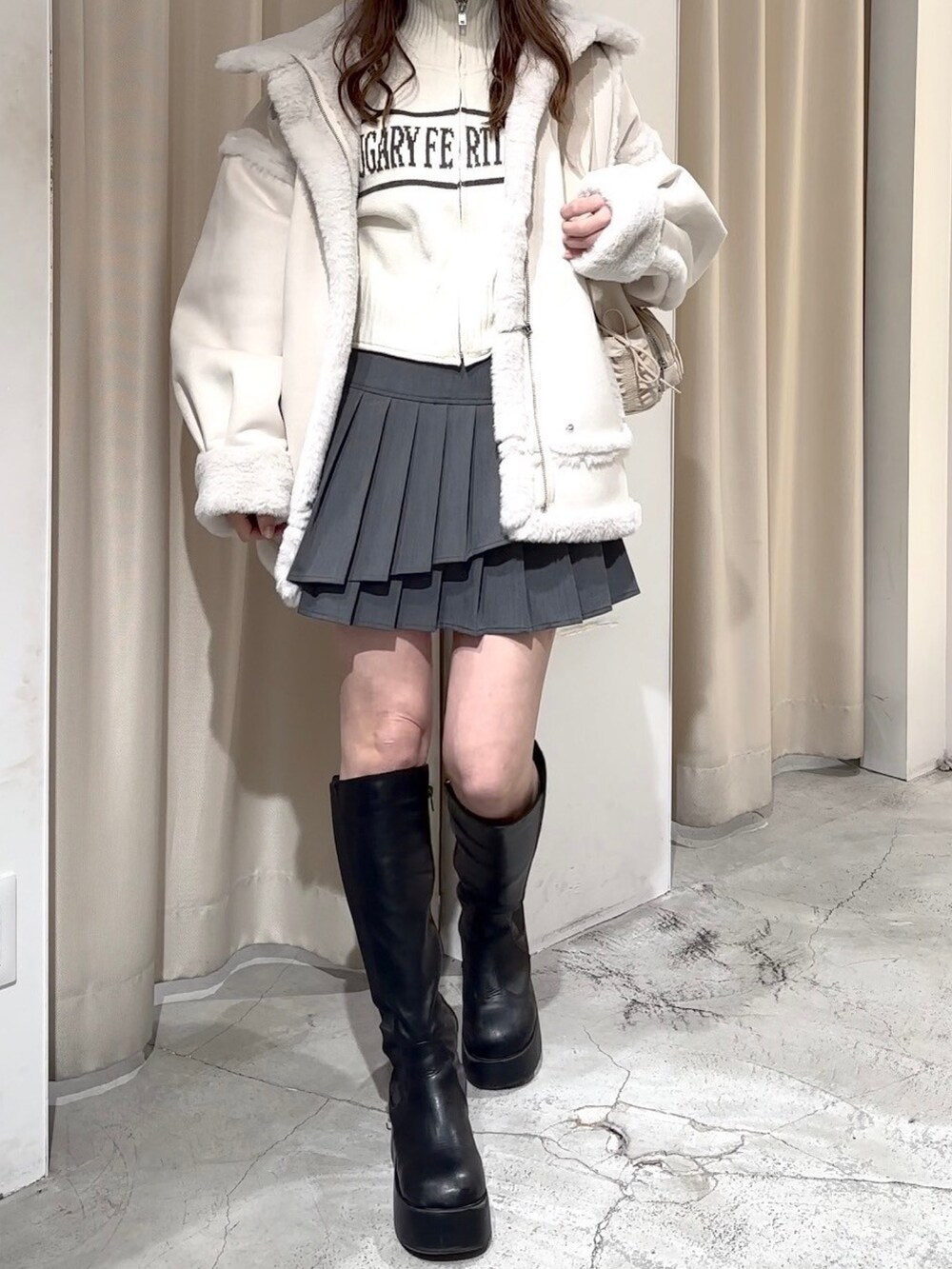 「アウター、アウター×グレーパーカー、あうたー、アウター 、冬、冬コーデ、冬アウター、冬のコーデ、冬アウター着回しチャレンジ、冬服、冬を彩る色いろコーデ、冬ファッション、冬服コーデ、休日、休日スタイル」|「one after another NICE CLAUPのフェイクムートンロングジャケット(ムートンコート、ホワイト系)」を使った、Moeさん(レディース・156cm)の冬コーディネートの6枚目の写真