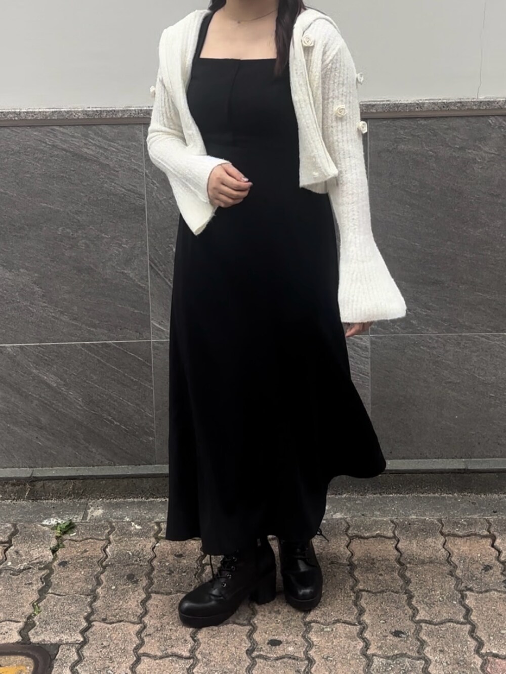 ホワイト系のパーカーを着用したレディースの秋コーディネートの4枚目の写真