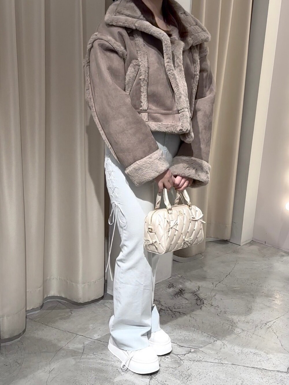「one after another NICE CLAUP、ワンアフターアナザーナイスクラップ、ナイスクラップ、標準身長、骨格ストレート、デニム、スニーカー、バッグ、アウター、日常に魔法を、秋冬コーデ、秋のコーデ、ブラウン、お出かけコーデ、休日スタイル」|「one after another NICE CLAUPのフェイクムートンジャケット(ムートンコート、ブラウン系)」を使った、Moeさん(レディース・156cm)の秋コーディネートの8枚目の写真
