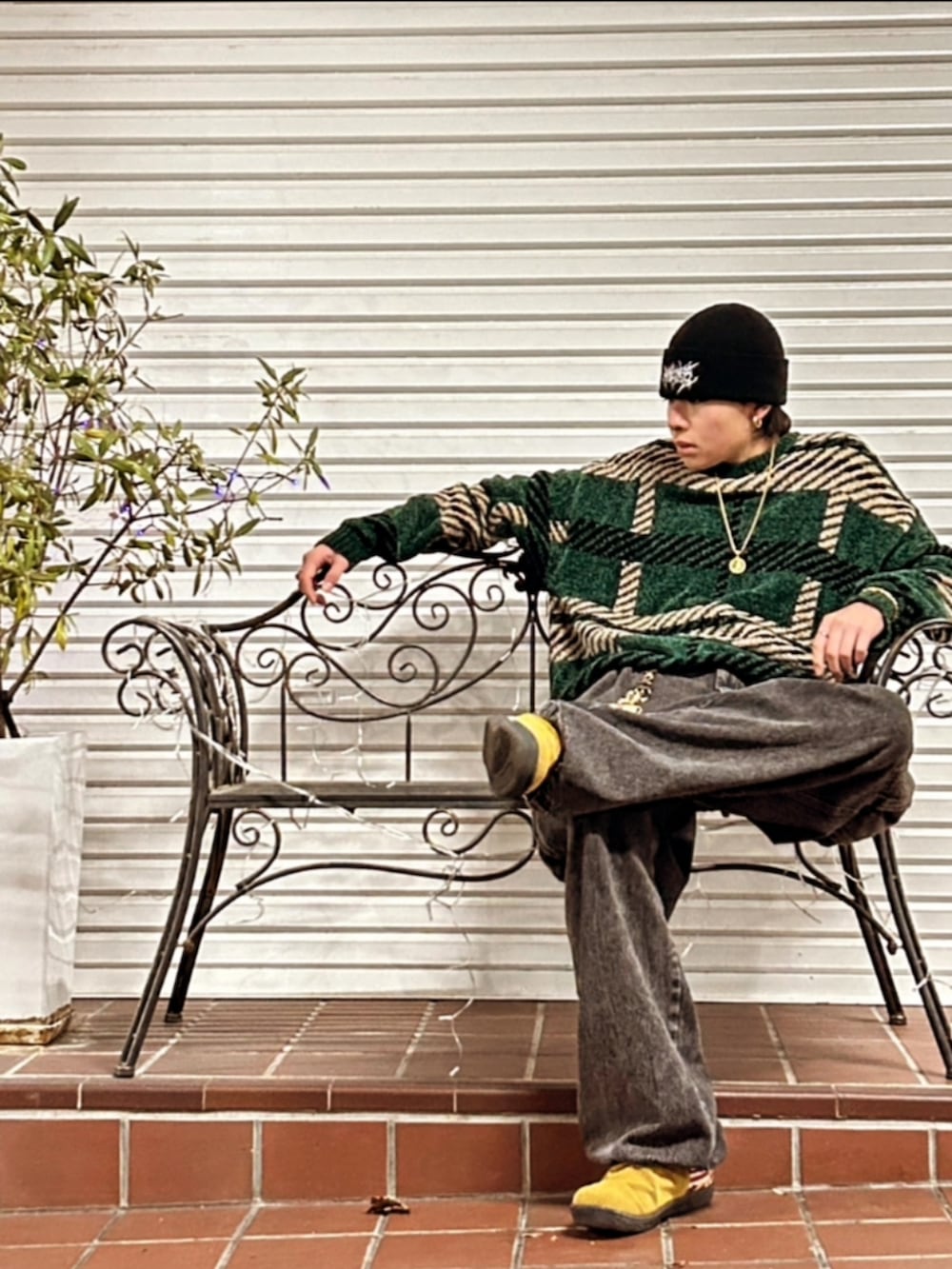 グリーン系のその他トップス、イエロー系のブーツ、ゴールド系のネックレスを着用したメンズの冬コーディネートの2枚目の写真