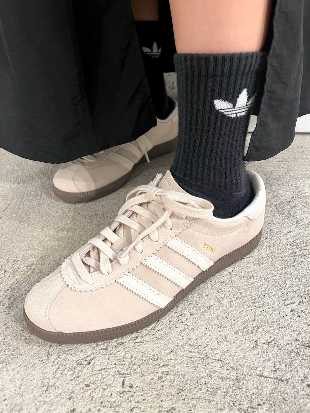 「スニーカー、adidas、ジャージ、アディダス、adidas originals、トラックジャケット、アディダスオリジナルス、ベルン、ベッケンバウアー」｜「adidasのベッケンバウアートラックジャケット（ジェンダーニュートラル） / トラックトップ ジャージ / アディダスオリジナルス adidas Originals（ジャージ、ブラック系）」を使った、HHさん（レディース・163cm）の秋コーディネートの3枚目の写真