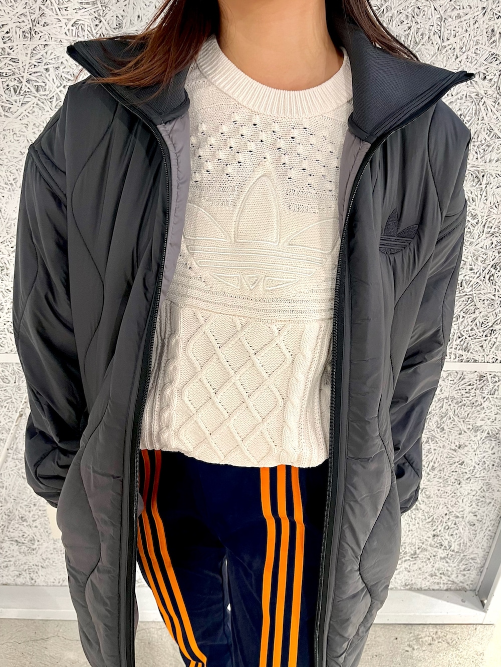 「スニーカー、adidas、アディダス、ベロア、ビーニー、トラックパンツ、adidas originals、アディダスオリジナルス、ベルン、キルトジャケット」｜「adidasのキルテッドジャケット / アディダスオリジナルス adidas Originals（ダウンジャケット/コート、ブラック系）」を使った、HHさん（レディース・163cm）の秋コーディネートの3枚目の写真