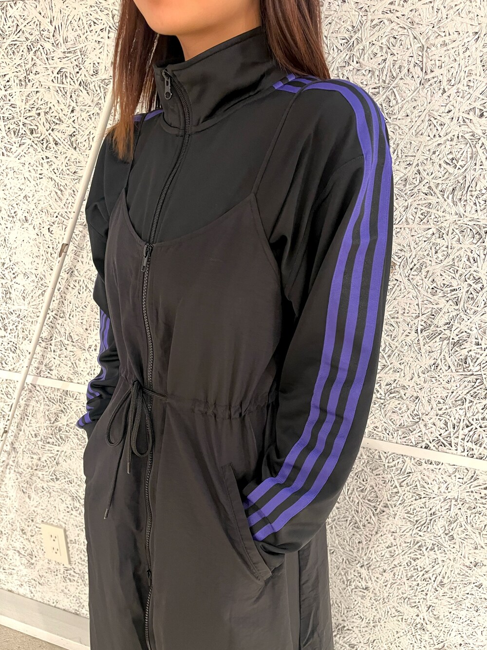 「スニーカー、adidas、ジャージ、アディダス、adidas originals、トラックジャケット、アディダスオリジナルス、ベルン、ベッケンバウアー」｜「adidasのベッケンバウアートラックジャケット（ジェンダーニュートラル） / トラックトップ ジャージ / アディダスオリジナルス adidas Originals（ジャージ、ブラック系）」を使った、HHさん（レディース・163cm）の秋コーディネートの2枚目の写真