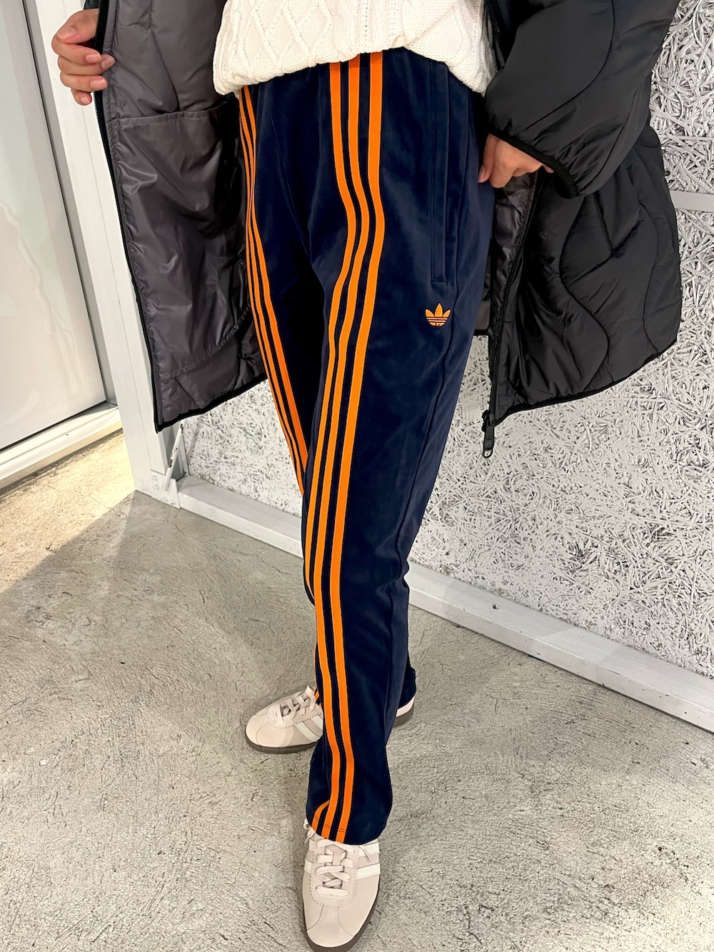 「スニーカー、adidas、アディダス、ベロア、ビーニー、トラックパンツ、adidas originals、アディダスオリジナルス、ベルン、キルトジャケット」｜「adidasのキルテッドジャケット / アディダスオリジナルス adidas Originals（ダウンジャケット/コート、ブラック系）」を使った、HHさん（レディース・163cm）の秋コーディネートの4枚目の写真