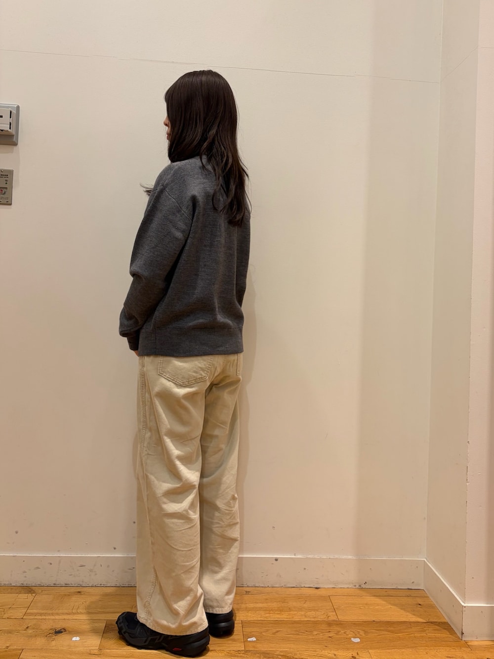グレー系のカーディガン/ボレロ、ホワイト系のその他パンツを着用したレディースの秋コーディネートの3枚目の写真