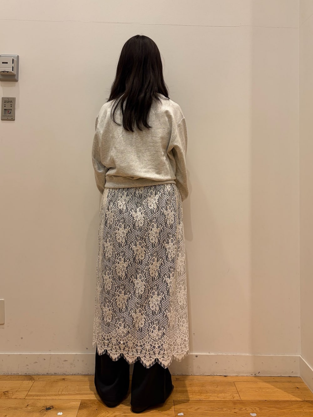 ホワイト系のスウェット、ホワイト系のスカート、ブラック系のその他パンツを着用したレディースの秋コーディネートの3枚目の写真