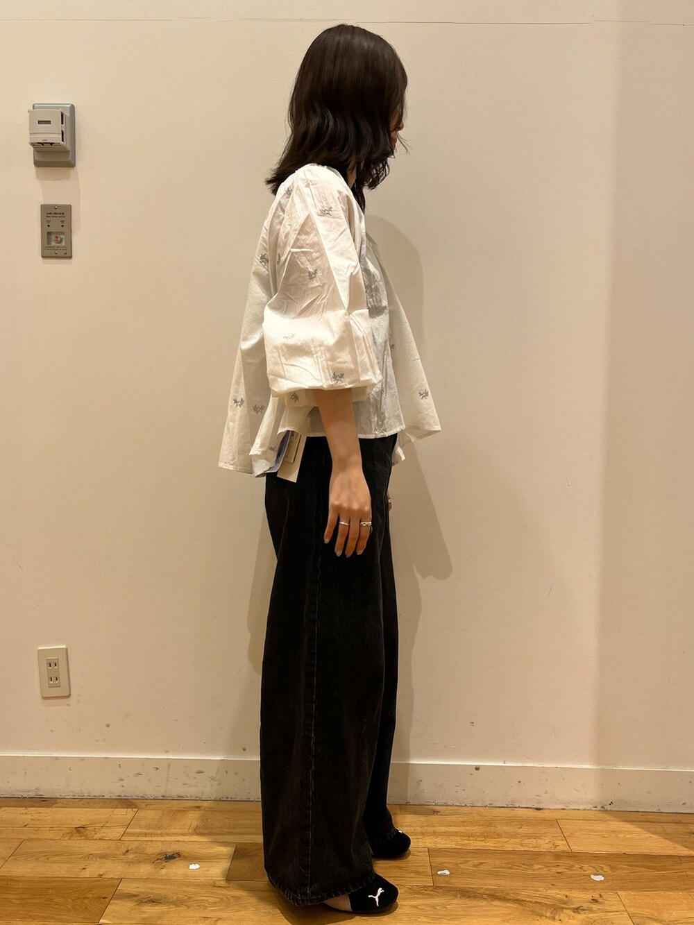 ホワイト系のシャツ/ブラウスを着用したレディースの秋コーディネートの2枚目の写真