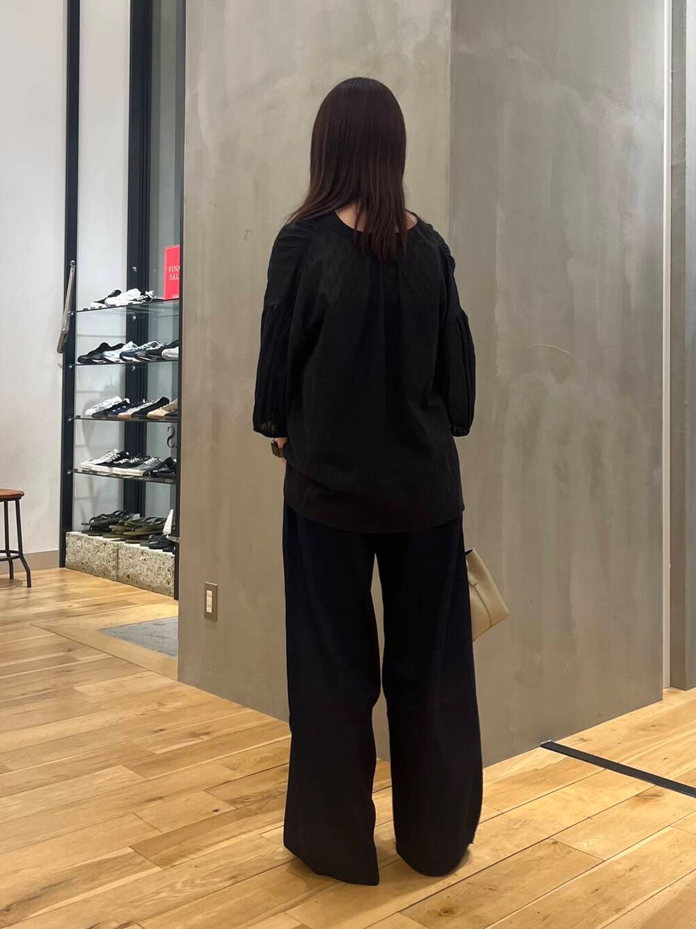 ブラック系のシャツ/ブラウス、ブラック系のその他シューズ、ベージュ系のショルダーバッグを着用したレディースの夏コーディネートの4枚目の写真