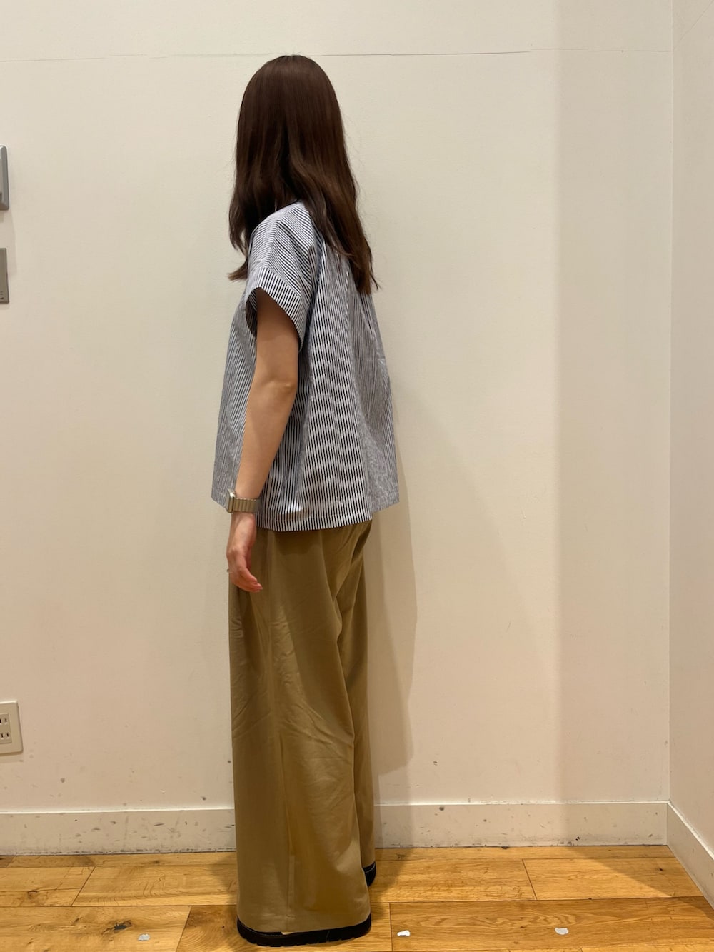 ブルー系のシャツ/ブラウス、ベージュ系のその他パンツを着用したレディースの夏コーディネートの2枚目の写真
