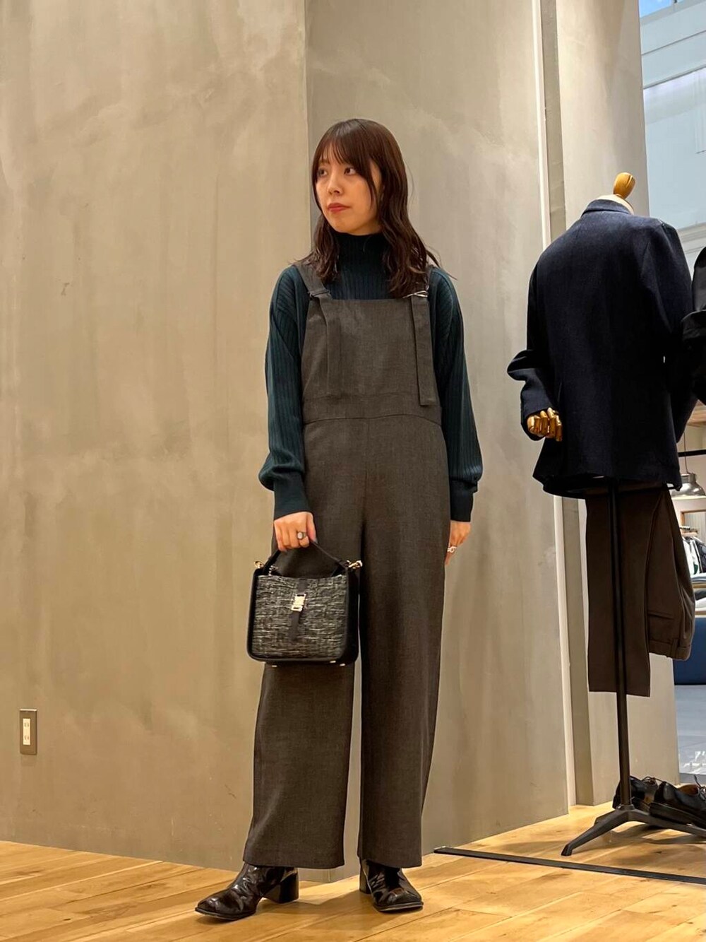 グレー系のその他アウター、ブラック系のショルダーバッグ、グレー系のサロペット/オーバーオールを着用したレディースの秋コーディネートの4枚目の写真
