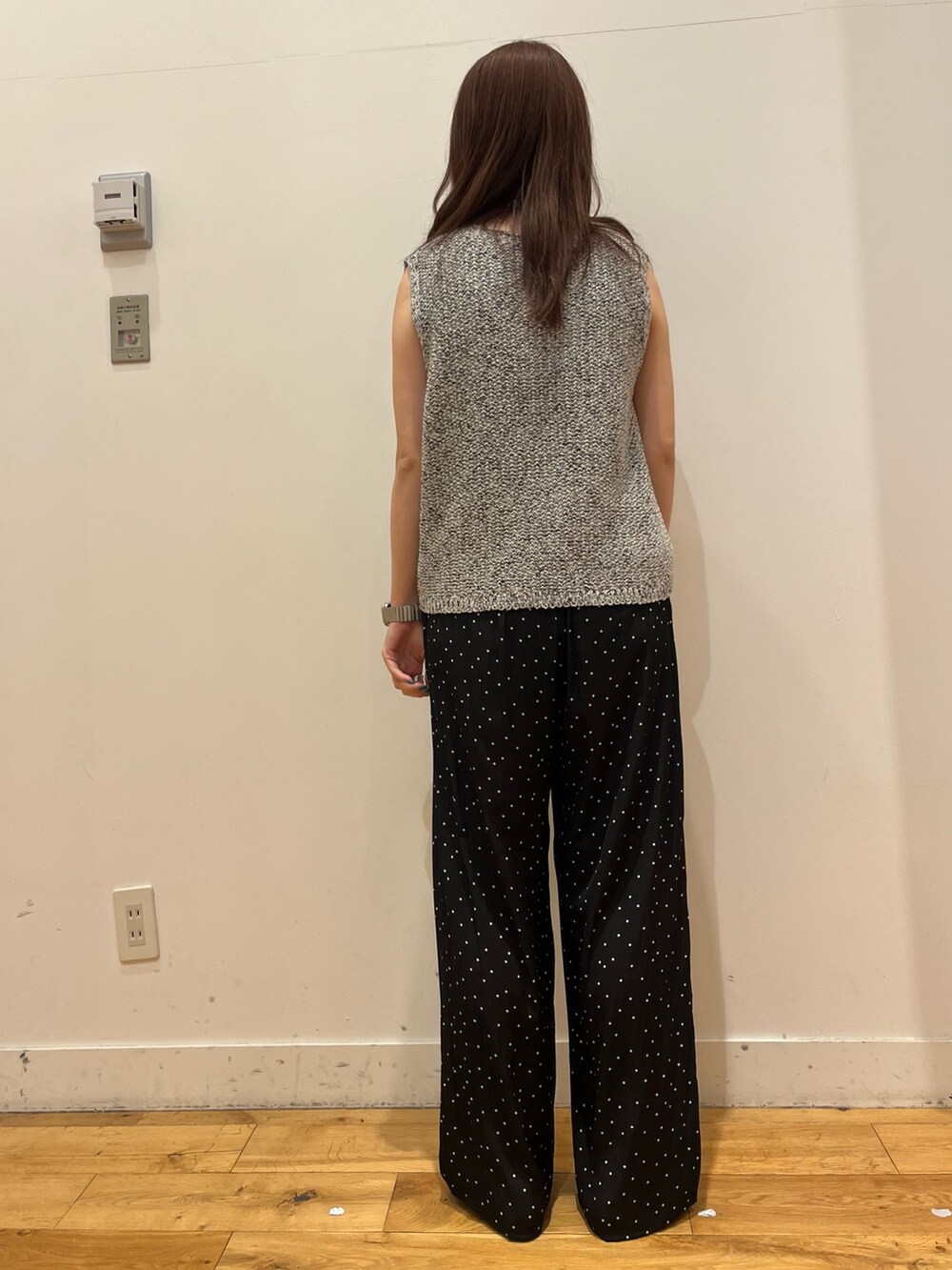 グレー系のニット/セーター、ブラック系のその他パンツ、ブラック系のサンダルを着用したレディースの夏コーディネートの3枚目の写真
