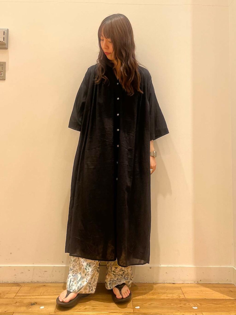ブラック系のサンダル、ベージュ系のその他パンツ、ブラック系のワンピースを着用したレディースの春コーディネートの2枚目の写真