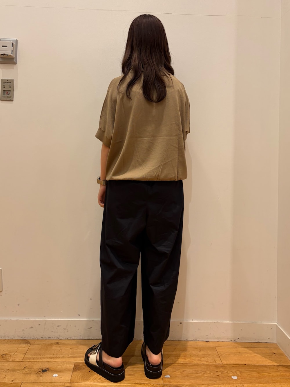 ブラック系のその他パンツ、ベージュ系のニット/セーターを着用したレディースの夏コーディネートの3枚目の写真