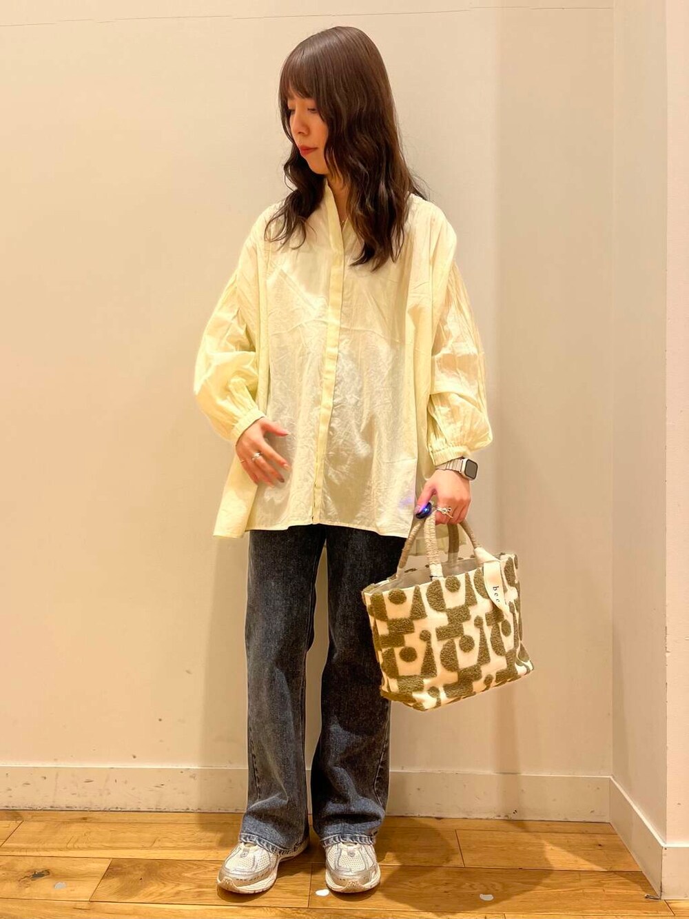 ブルー系のデニムパンツ、イエロー系のシャツ/ブラウスを着用したレディースの春コーディネートの2枚目の写真