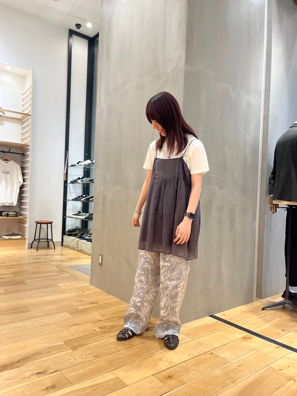 ホワイト系のTシャツ/カットソー、ブラック系のキャミソール、ベージュ系のその他パンツを着用したレディースの夏コーディネートの2枚目の写真