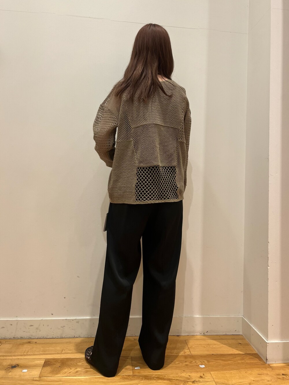 グリーン系のニット/セーター、ブラック系のその他パンツ、ブラック系のサンダルを着用したレディースの夏コーディネートの2枚目の写真
