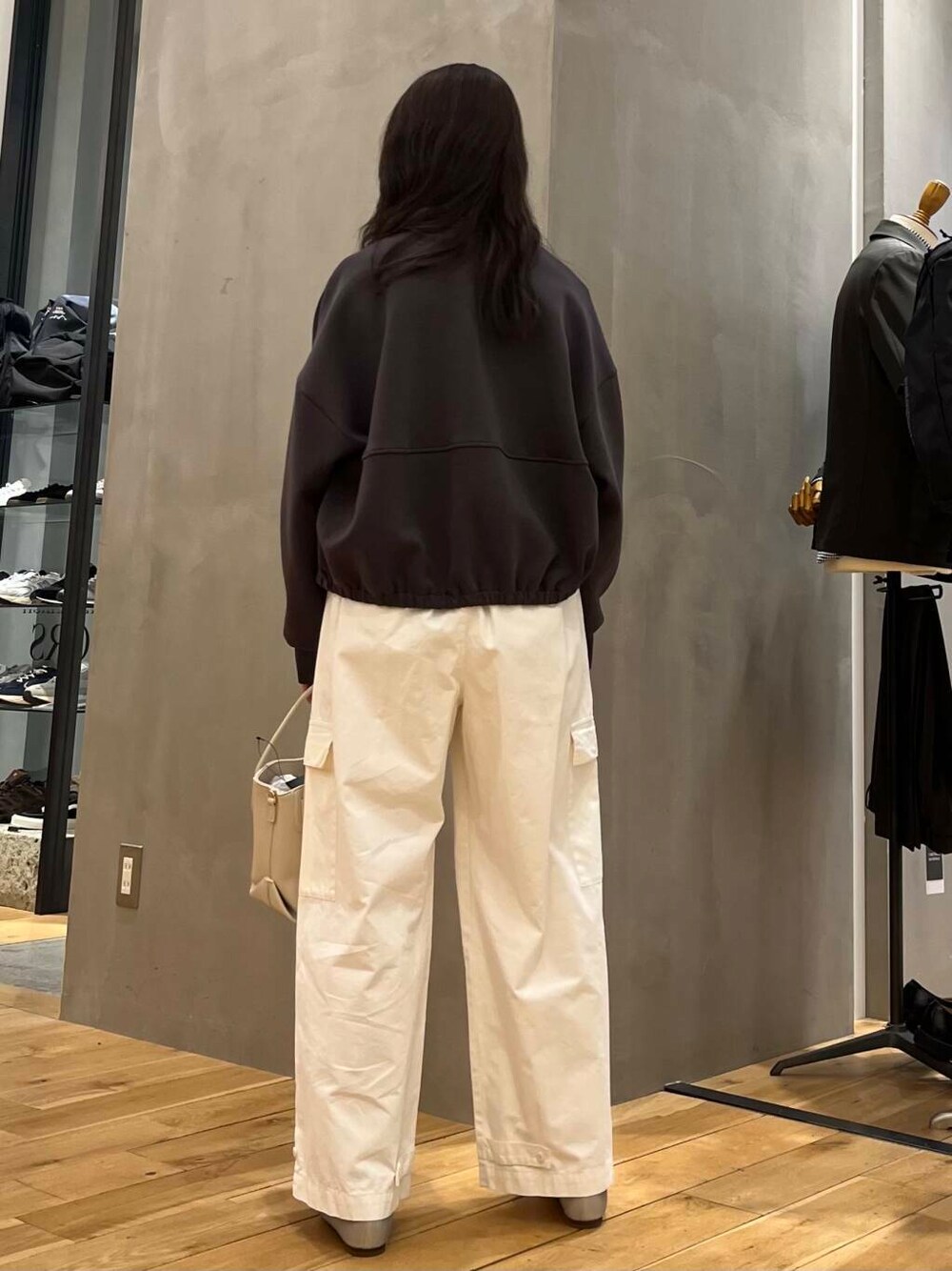 ホワイト系のその他パンツ、シルバー系のパンプス、ホワイト系のハンドバッグを着用したレディースの春コーディネートの4枚目の写真