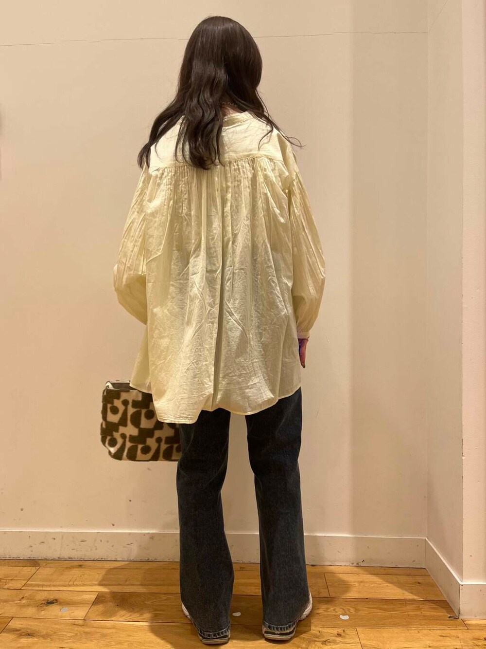 ブルー系のデニムパンツ、イエロー系のシャツ/ブラウスを着用したレディースの春コーディネートの4枚目の写真