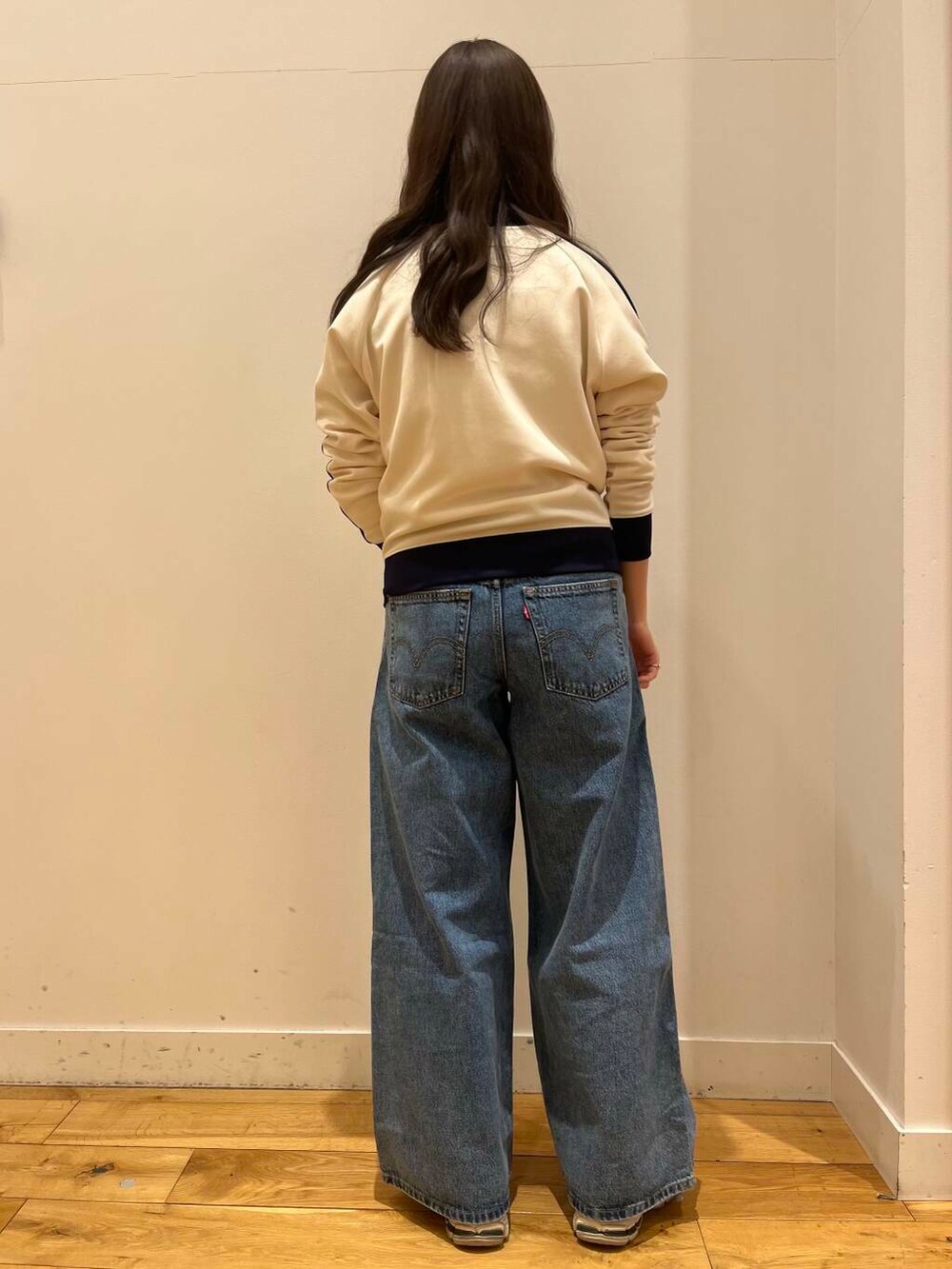 ホワイト系のその他アウターを着用したレディースの春コーディネートの4枚目の写真