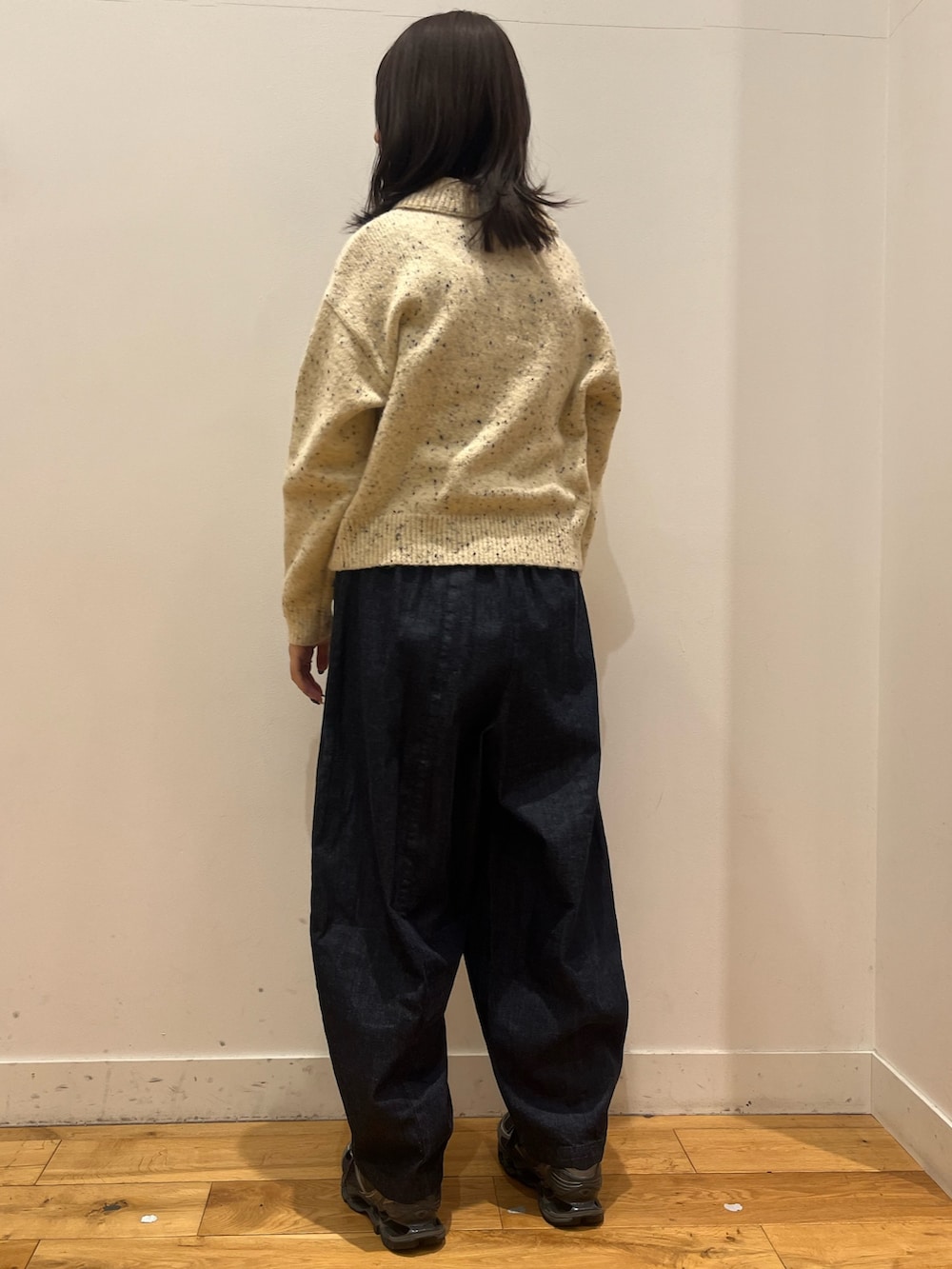 ベージュ系のカーディガン/ボレロを着用したレディースの冬コーディネートの2枚目の写真