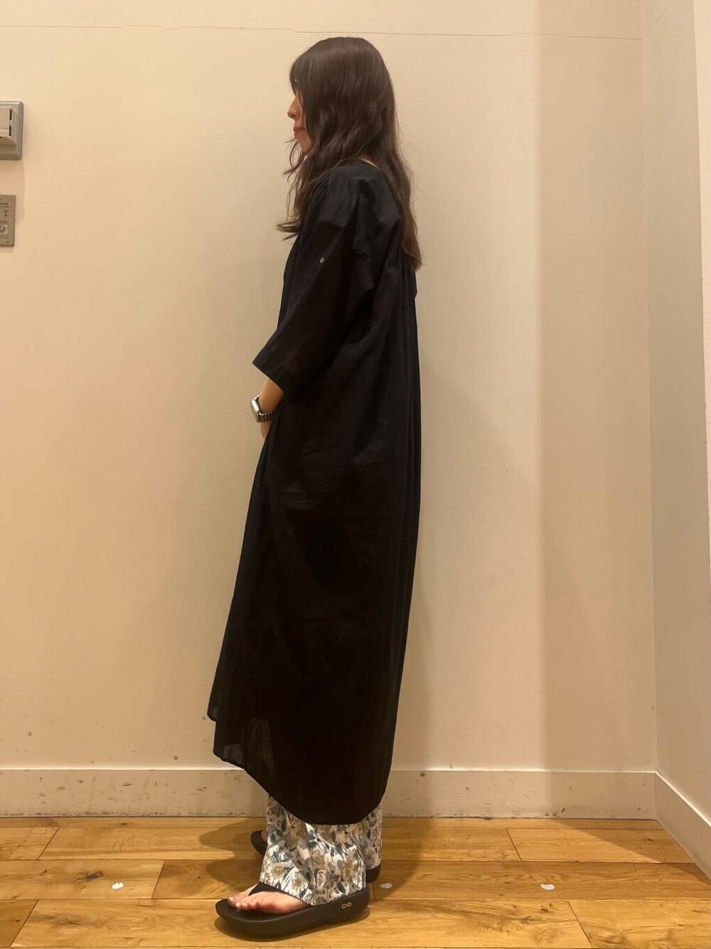 ブラック系のサンダル、ベージュ系のその他パンツ、ブラック系のワンピースを着用したレディースの春コーディネートの3枚目の写真
