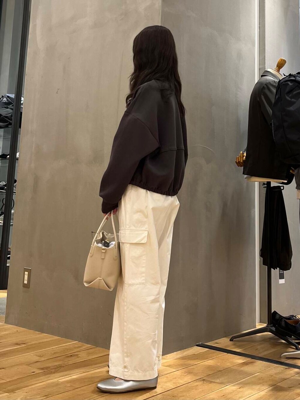 ホワイト系のその他パンツ、シルバー系のパンプス、ホワイト系のハンドバッグを着用したレディースの春コーディネートの3枚目の写真