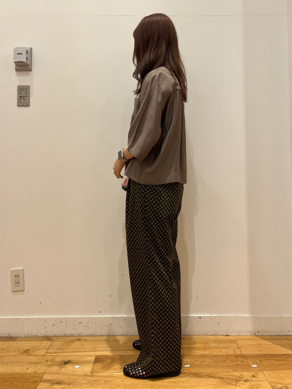 ブラウン系のシャツ/ブラウス、ブラック系のタンクトップ、ブラック系のその他パンツを着用したレディースの夏コーディネートの2枚目の写真