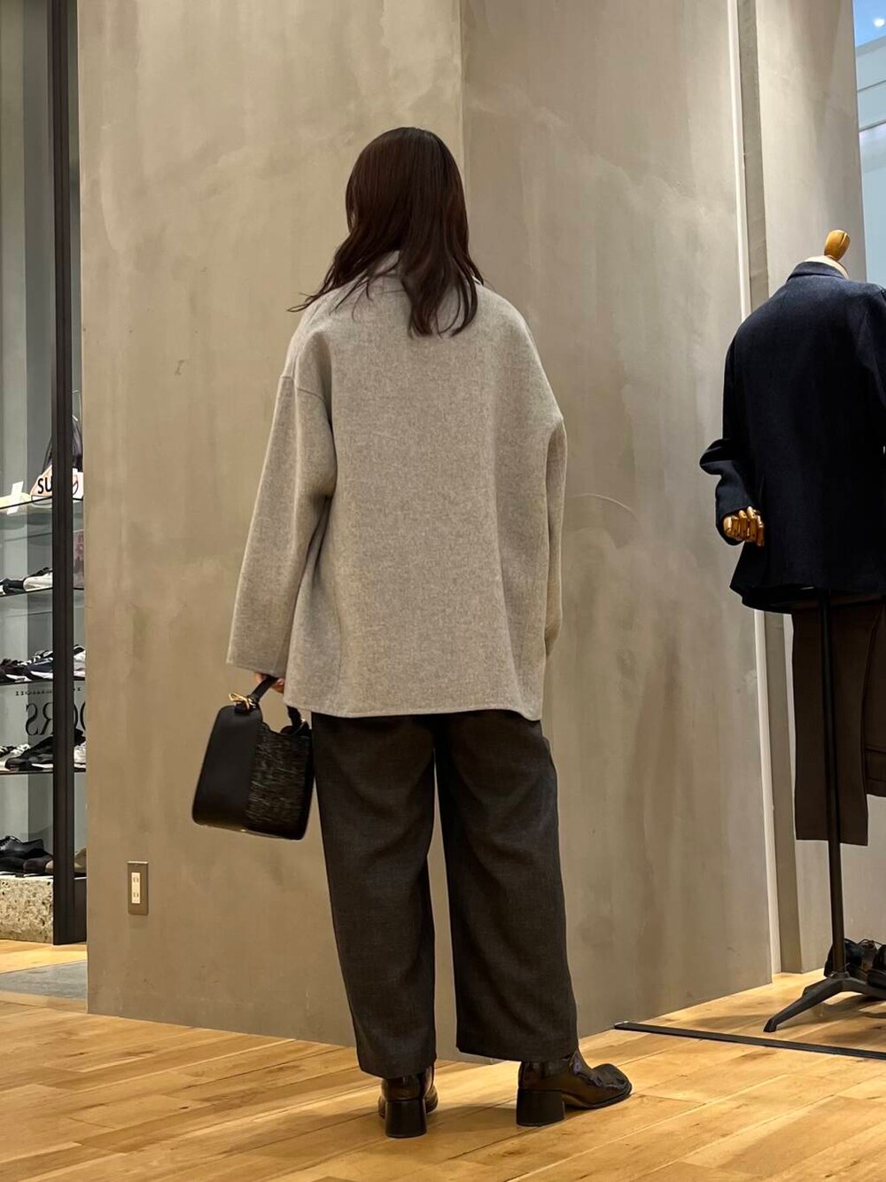 グレー系のその他アウター、ブラック系のショルダーバッグ、グレー系のサロペット/オーバーオールを着用したレディースの秋コーディネートの3枚目の写真