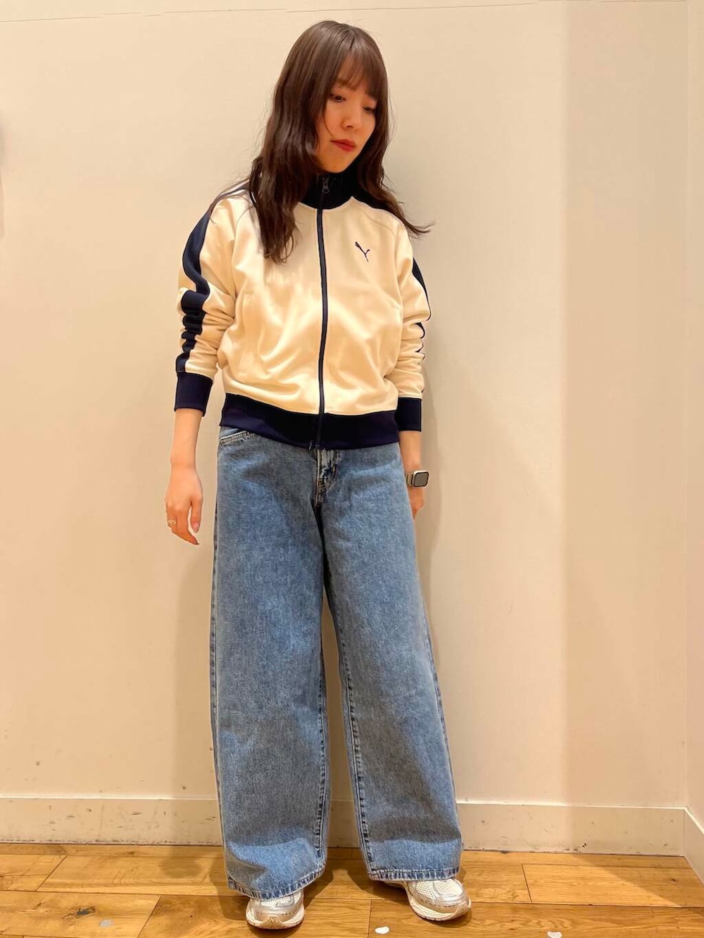 ホワイト系のその他アウターを着用したレディースの春コーディネートの2枚目の写真