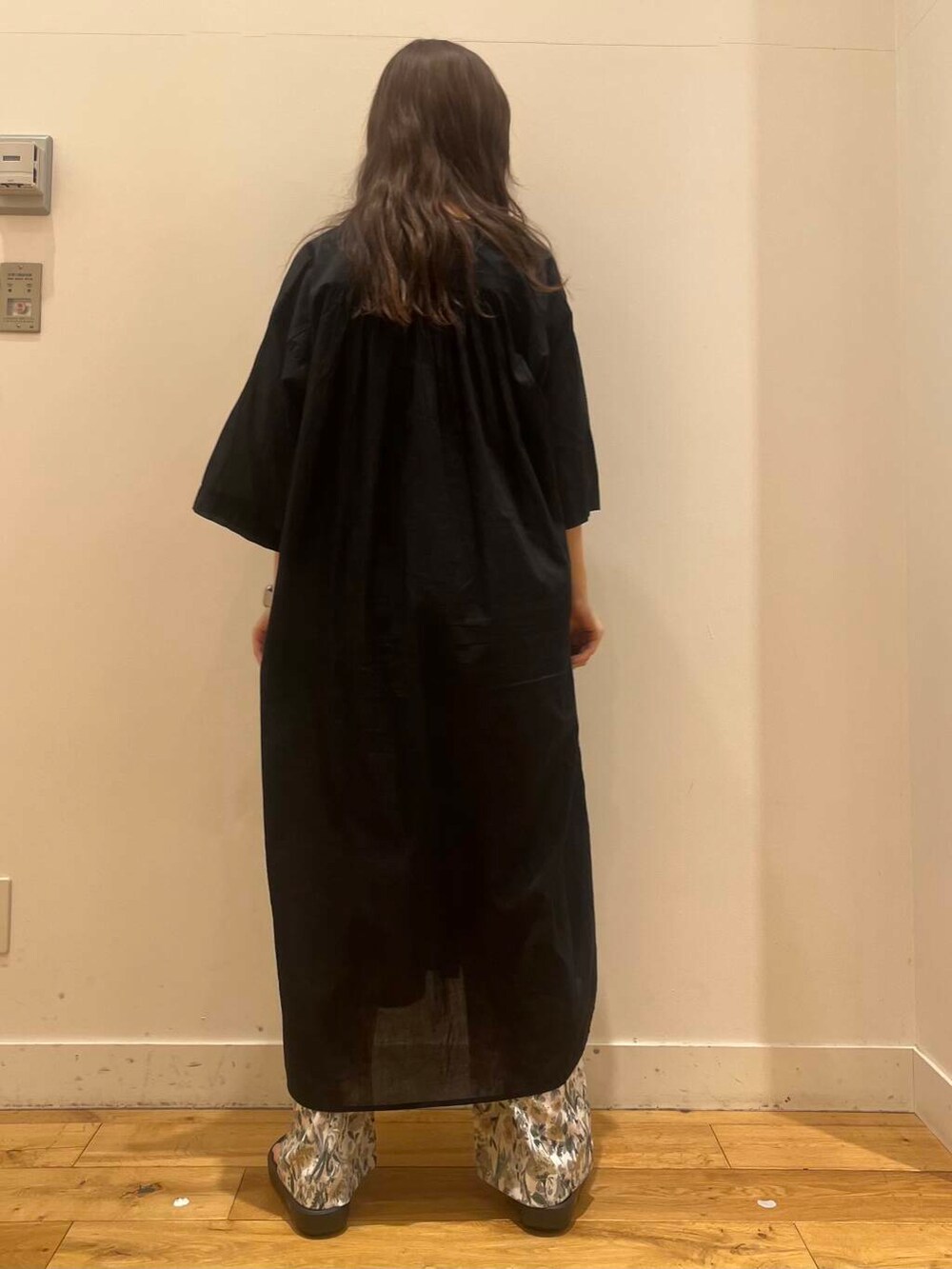 ブラック系のサンダル、ベージュ系のその他パンツ、ブラック系のワンピースを着用したレディースの春コーディネートの4枚目の写真
